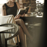 elegante junge Frau im Cafe